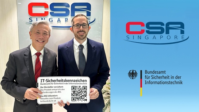 David Koh (l), Chief Executive der Cyber Security Agency of Singapore (CSA) begrüßt den BSI-Mitarbeiter Martin Zimpel (r) zu Beginn seiner siebenwöchigen Hospitation in Singapur.