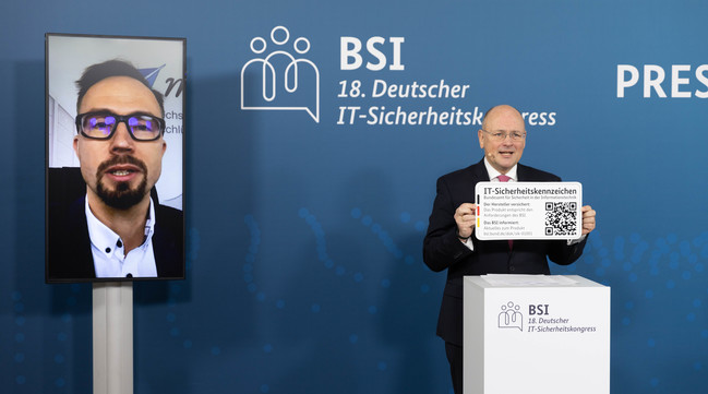 BSI-Präsident Arne Schönbohm übergibt das erste IT-Sicherheitskennzeichen an Fabian Bock, Geschäftsführender Gesellschafter von mail.de