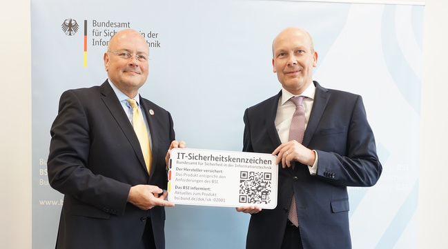 BSI-Präsident Arne Schönbohm (links)  übergibt das IT-Sicherheitskennzeichen an den Chief Technology Officer der Lancom Systems GmbH, Christian Schallenberg, in Freital