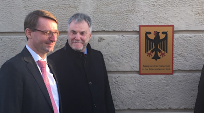 Der sächsische Innenminister Prof. Dr. Roland Wöller und der Freitaler Oberbürgermeister Uwe Rumberg eröffnen den neuen Dienstsitz des BSI in der Dresdner Straße in Freital im Jahr 2019. (Source: BSI) Der sächsische Innenminister Prof. Dr. Roland Wöller und der Freitaler Oberbürgermeister Uwe Rumberg eröffnen den neuen Dienstsitz des BSI in der Dresdner Straße in Freital im Jahr 2019.
