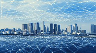 Eine Stadt mit einem darüber gelegten Netzwerk (Quelle: Fotolia © chombosan) Eine Stadt mit einem darüber gelegten Netzwerk