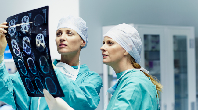 Ärzte die ein Röntgenbild begutachten als Sinnbild für den Sektor Gesundheit