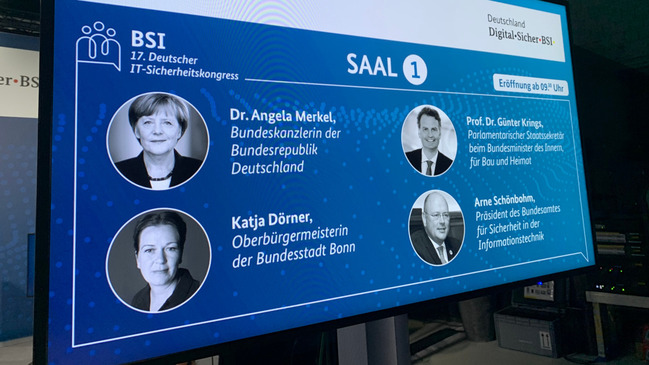 Die Speaker der Eröffnung des 17. Deutschen IT-Sicherheitskongresses werden auf einem Bildschirm angezeigt.