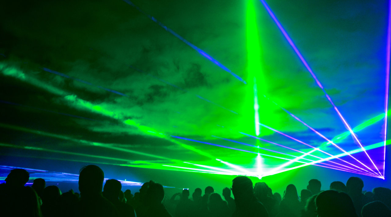 Lichtspiele über einer tanzenden Gruppe (Quelle: © Corri Seizinger / Adobe Stock) Lichtspiele über einer tanzenden Gruppe